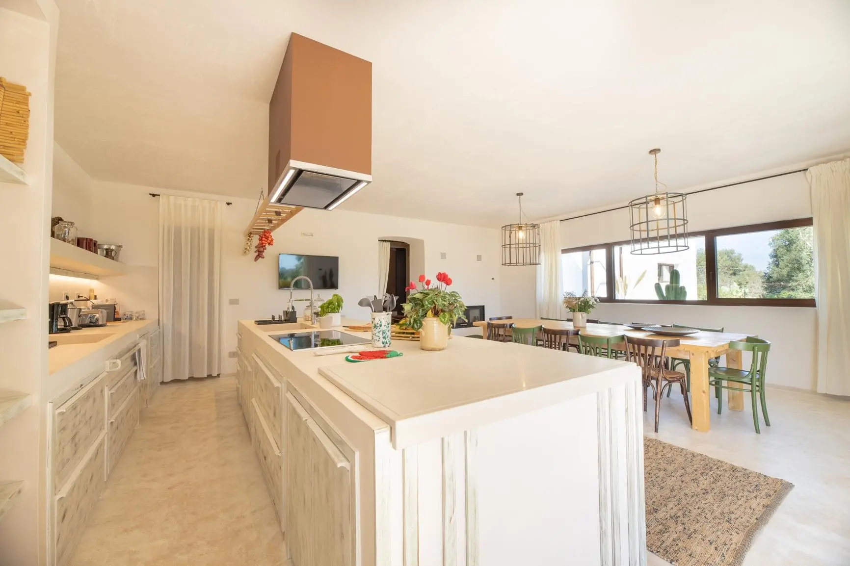 Open space con cucina moderna di un appartamento di prestigio a Lecce